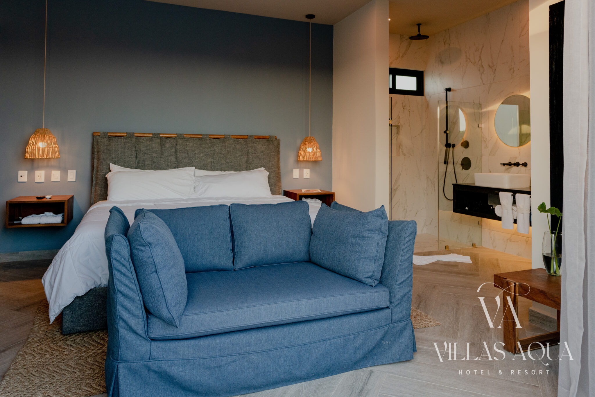 Stunning High Rise Penthouse Suite With Pool image